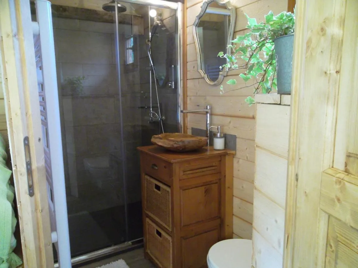 La Roulotte De La Buissonniere Bed & Breakfast Le Noyer  France