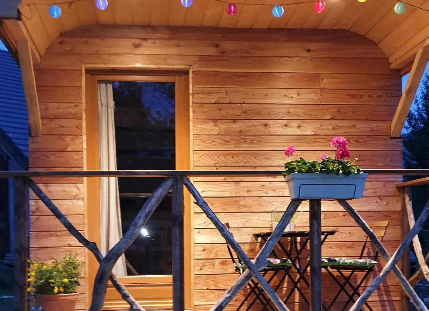 La Roulotte De La Buissonniere Bed & Breakfast Le Noyer
